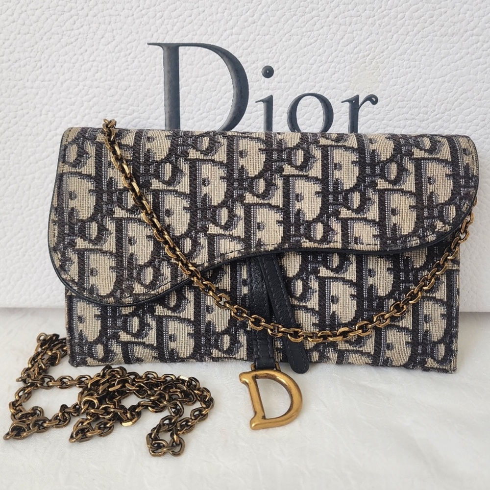 DIOR Saddle Monogram Wallet
On Chain